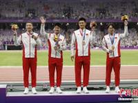 半岛体育-运动员纷纷登上领奖台，震撼现场
