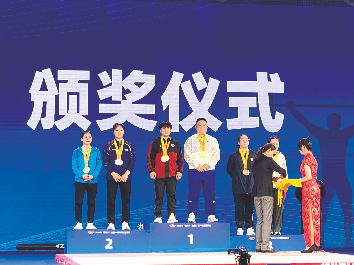 运动员纷纷登上领奖台，震撼现场