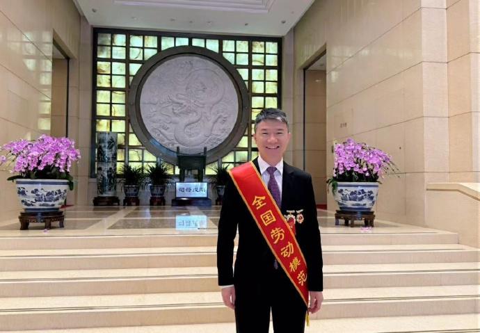 运动员心系国家荣誉，奋力拼搏斩金